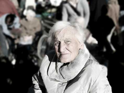 Senhora com olhar de estranhamento falta de memória e perdida no ambiente Alzheimer